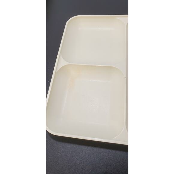 Vintage Tupperware Picnic Cafeteria Dinner/Lunch Divided Trays, Set of 4 - Picture 4 of 4